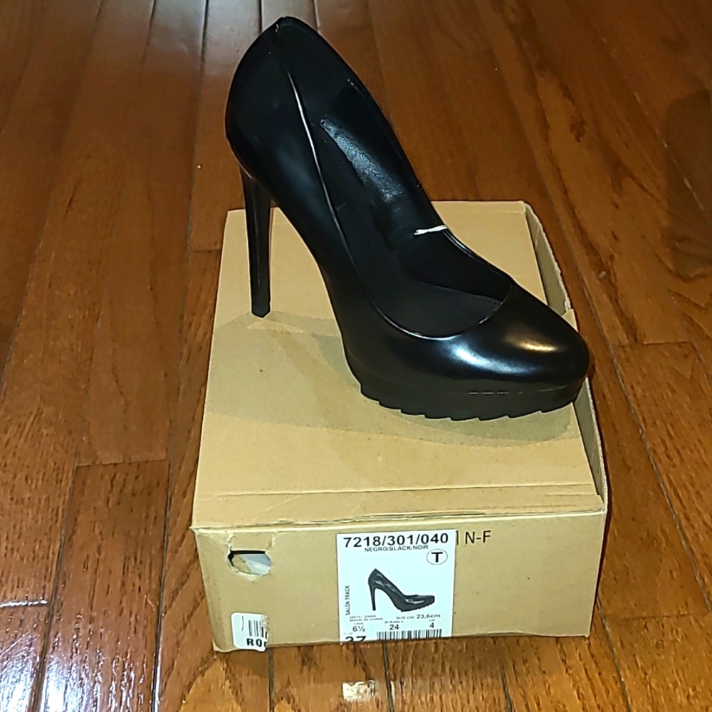 Zara black rubber ripple sole heels. Sz 6.5.  Brand New.